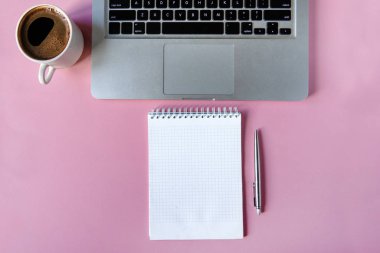 defter, kalem, dizüstü bilgisayar klavye, koyu kahve kupası.