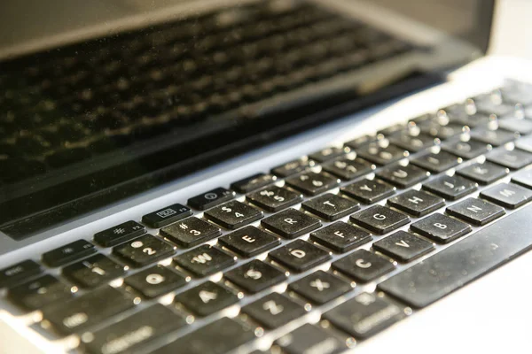 1 laptop con monitor e tastiera ricoperti di polvere — Foto Stock