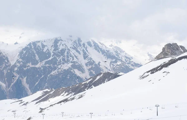 Montañas del Cáucaso, teleférico en las montañas cubiertas de nieve —  Fotos de Stock