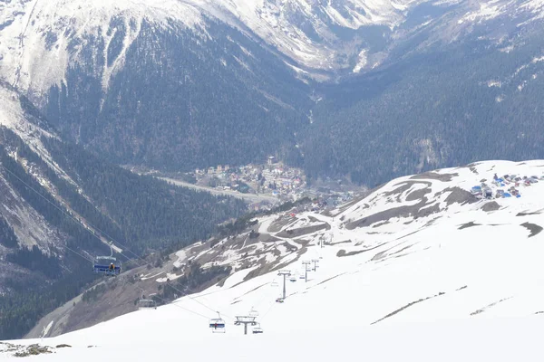 Teleférico, estación de esquí, pueblo turístico en las montañas del Cáucaso —  Fotos de Stock