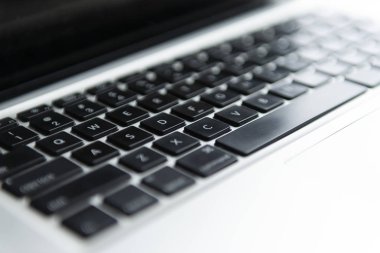 İngilizce harfli gümüş dizüstü bilgisayar klavyesi