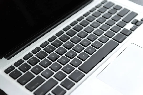 Tasti neri con lettere sulla tastiera di un computer portatile in argento , — Foto Stock