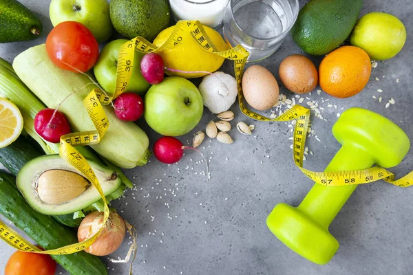 Свежие овощи и фрукты с сантиметровой лентой на сером b — стоковое фото