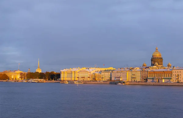 Terraplén del río Neva en San Petersburgo al atardecer en el — Foto de Stock