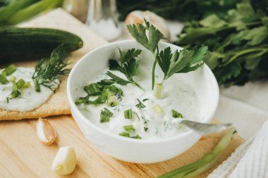 Yunan yoğurdu, otlu, dereotlu, soğanlı ve sarımsaklı.