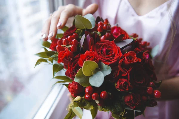 Mujer sosteniendo un ramo de rosas rojas cerca de la ventana, hembra han —  Fotos de Stock