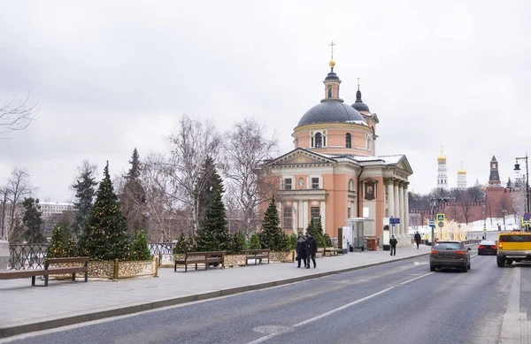 Moscou rua no centro da cidade com vista para o Kremlin eo — Fotografia de Stock