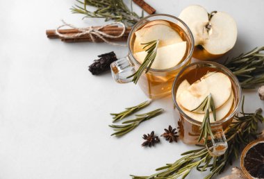 Elma dilimli meyve çayı, biberiye, anason, tarçın...