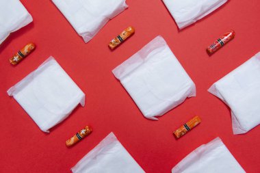 Kırmızı üzerine kadın hijyenik pedi ve tampon. 