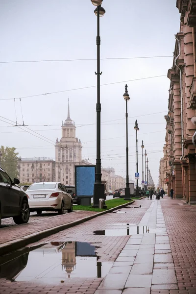 Avenida em São Petersburgo em um dia chuvoso, edifícios ao longo do roa — Fotografia de Stock