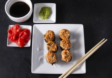 Beyaz terelka üzerinde 6 tane fırında ekmek, turşu turşulu çay tabakları.