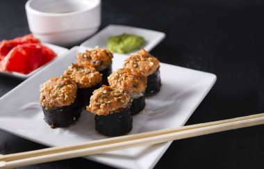 Terelka 'da 6 rulo, turşulu ve turşulu çay tabakları.