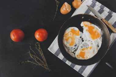 Tavada kekik, domates, kabuk, bıçak, havlu...