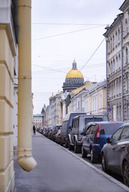 street in the center of St. Petersburg, buildings, cars, dome of