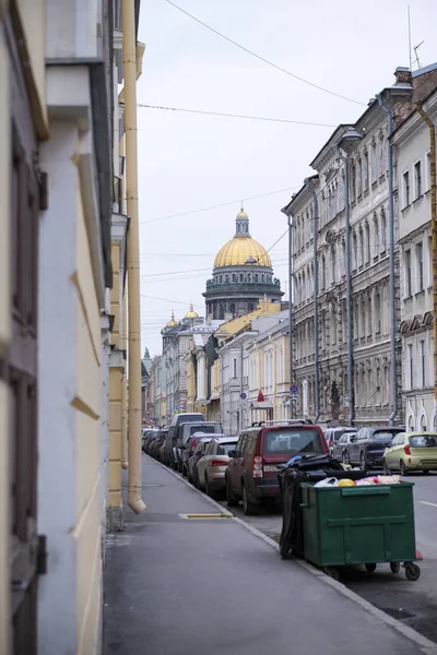 Zentrum des heiligen petersburg, gebäude, autos, kuppel des heiligen isaac 's — Stockfoto