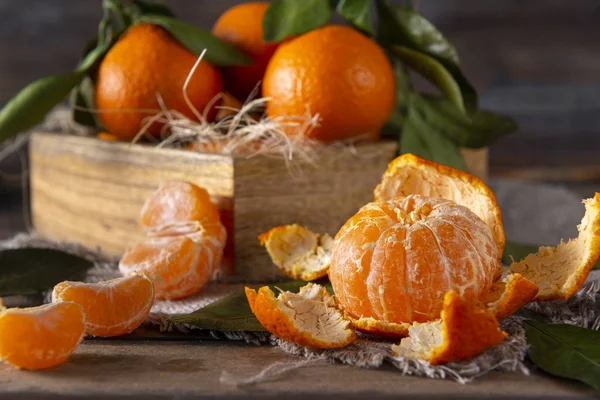 Whole tangerine on the skin, Mandarin slices, a box of ripe tang — Stockfoto