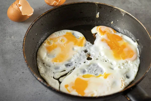 Gebakken Eieren Een Koekenpan Een Grijze Achtergrond — Stockfoto