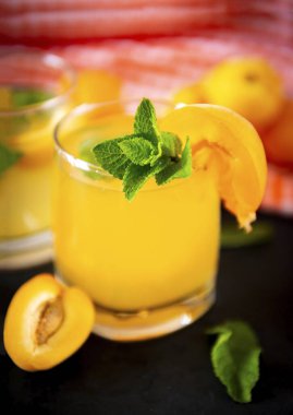 Nane ve taze kayısı dilimli kayısı limonatası.