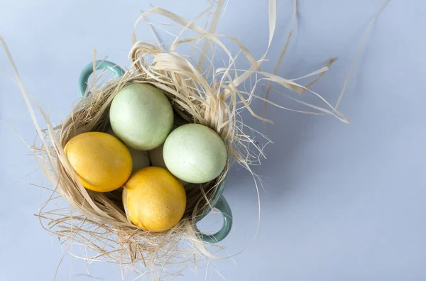 Huevos Pascua Amarillos Verdes Plato Sobre Fondo Azul Vista Superior — Foto de Stock