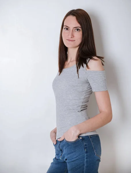 Europäerin Junge Braunhaarige Frau Grauem Top Und Jeans Porträt Eines — Stockfoto