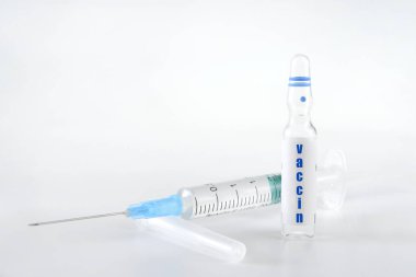 Beyaz bir zemin üzerinde ilaç ve ampul bulunan şırınga, ilaç, salgın, koronavirüs, virüs, covid 19