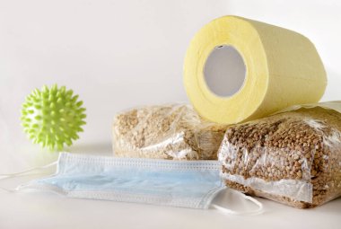 tuvalet kağıdı, karabuğday, yulaf gevreği, tahıl gevreği, beyaz üzerine tıbbi maske, koronavirüs