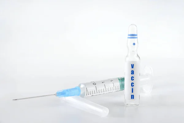 Jeringa Con Medicamento Ampolla Sobre Fondo Blanco Medicamento Epidemia Coronavirus —  Fotos de Stock