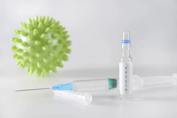 백색증 코로나 바이러스 Coronavirus 바이러스 분자로 이루어진 주사기 — 스톡 사진
