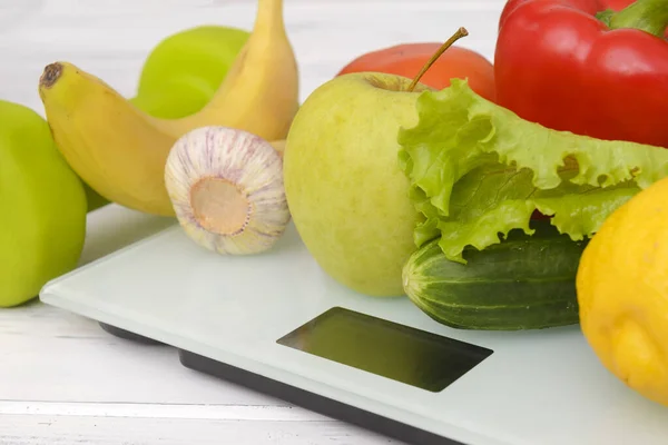 Verse Groenten Fruit Worden Witte Elektronische Weegschalen Geplaatst — Stockfoto