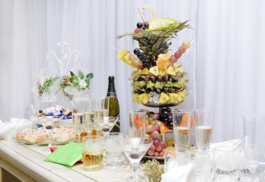 Meyveli büfe masası, bardaklar, içecekler, atıştırmalıklar, ziyafet