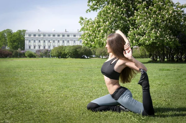 Weißes Schlankes Mädchen Leggings Sitzt Einem Sonnigen Sommertag Auf Dem — Stockfoto