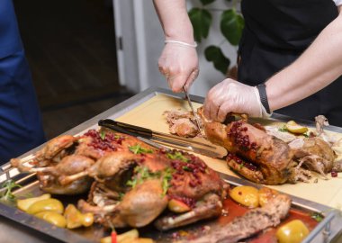 Pişirilmiş ördek, tepside yaban mersini, bıldırcın, et, fileto.