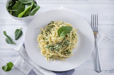 ıspanaklı spagetti, beyaz arka planda çatal yakın plan, 1 tabak makarna, üst manzara.