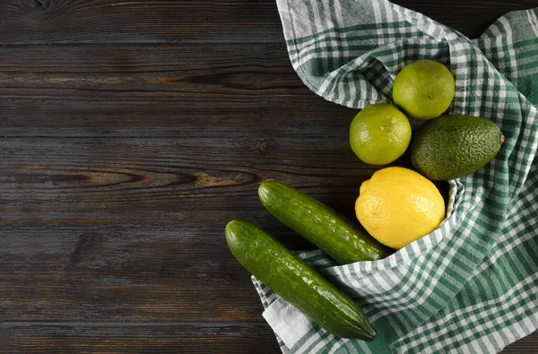 Pepino Abacate Limão Limão Toalha Fundo Madeira Legumes Verdes Amarelos — Fotografia de Stock