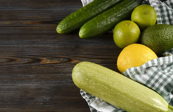 Abobrinha Pepino Abacate Limão Lima Limão Toalha Fundo Madeira Legumes — Fotografia de Stock