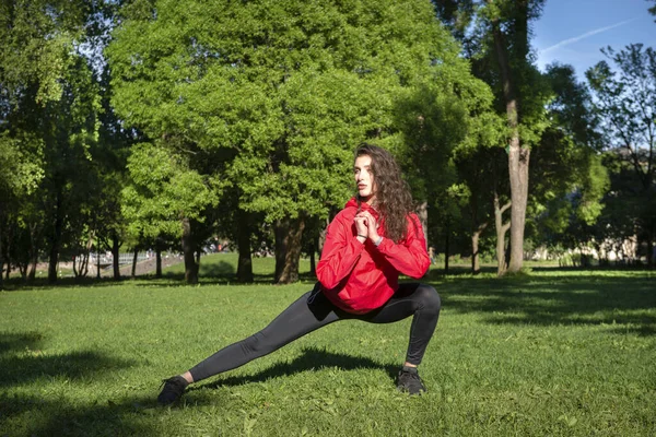 Струнка Біла Молода Жінка Легінсах Червоній Куртці Робить Тренування Парку — стокове фото
