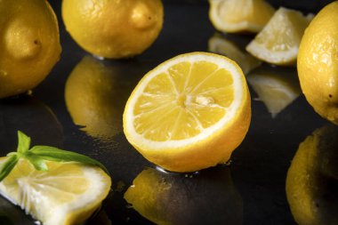 Sarı limonlu fesleğenli, yağlı siyah, yarım dilimli ve bütün turunçgilli limonlar.