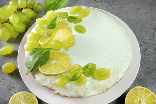 ブドウと1ケーキ ライムスライス 灰色の緑のバジル ベーキング クリーム トップビュー 柑橘類 — ストック写真