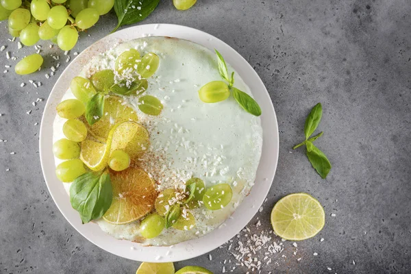 Ev yapımı kek, üzümlü turta, limon dilimleri, yeşil fesleğen, hindistan cevizi talaşı, gri, fırında tarçın, krema, üst görünüm, turunçgil, kopya alanı,