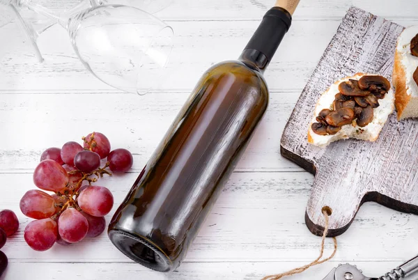 Flasche Rotwein Trauben Vorspeise Mit Käse Und Pilzen Leere Gläser — Stockfoto