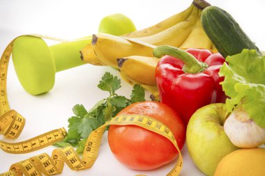 Dambılı taze meyve ve sebzeler ve beyaz arka planda mezura, sağlıklı yiyecek, biber, muz, elma, yeşillik, domates, salatalık., 