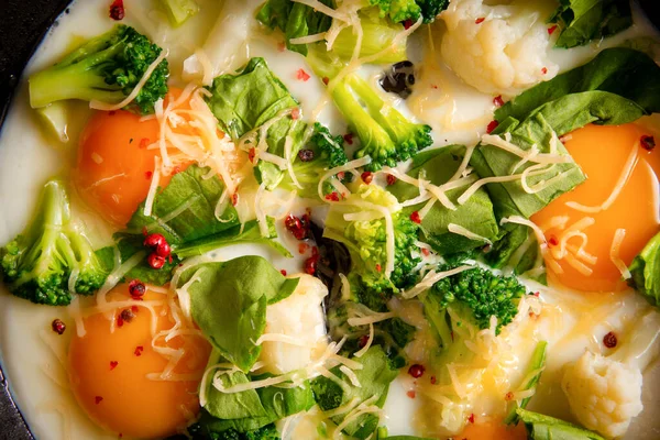 Gebakken Eieren Met Broccoli Spinazie Specerijen Kaas Een Pan Ontbijt — Stockfoto