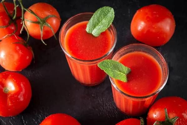 Vasos Jugo Tomate Con Menta Tomates Rojos Frescos Sobre Fondo —  Fotos de Stock