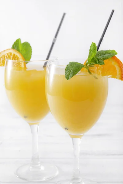 Склянки Свіжості Апельсинового Соку Ятою Коктейльними Трубками Білому Тлі — стокове фото
