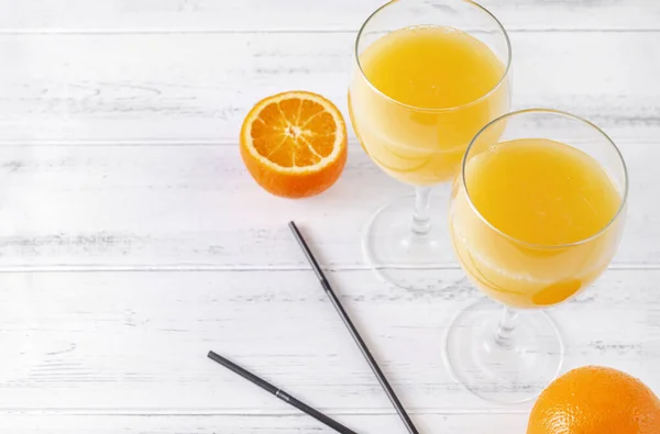 Склянки Свіжого Апельсинового Соку Половина Стиглого Апельсина Чорні Трубки Білому — стокове фото
