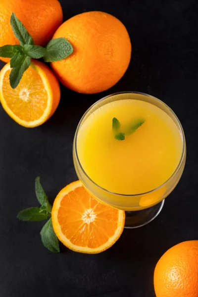 Склянка Апельсинового Соку Ятою Свіжі Цілі Наполовину Апельсини Чорному Фоні — стокове фото