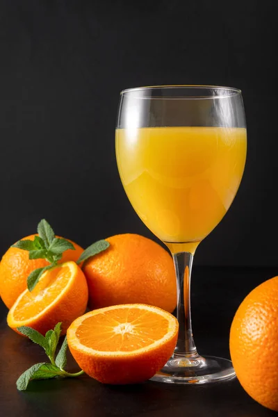 Склянка Апельсинового Соку Ятою Свіжі Цілі Наполовину Апельсини Чорному Фоні — стокове фото