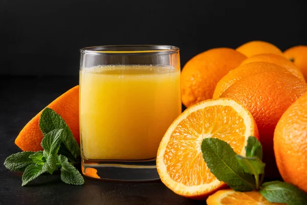 Pohár Narancslé Mentával Friss Narancs Fekete Alapon Citrusital Közelkép — Stock Fotó