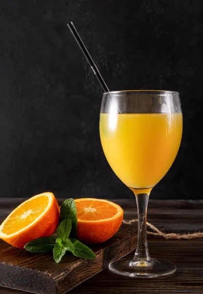 Склянка Апельсинового Соку Ятою Свіжі Наполовину Апельсини Чорному Фоні Цитрусовий — стокове фото