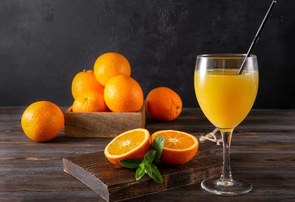 Склянка Апельсинового Соку Ятою Коктейльною Трубкою Свіжі Цілі Нарізані Апельсини — стокове фото